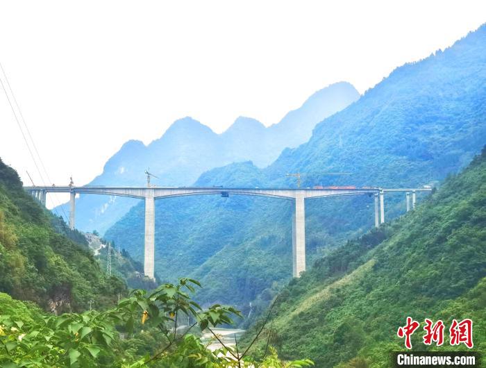 重庆城开高速双河口特大桥双幅贯通