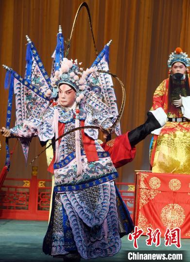 福建京剧院创始人之一的李盛斌先生第四代传人、国家一级演员李哲(左)在剧中饰演公孙子都。　记者刘可耕 摄