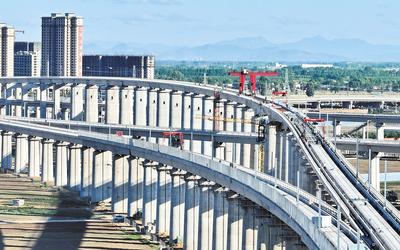 6月7日,工人在唐山市高新技术开发区境内的京唐城际铁路建设工地施工(无人机照片)。 新华社记者 杨世尧摄