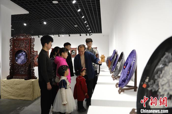 河北沧州民间艺人打造刻瓷博物馆致力非遗传承