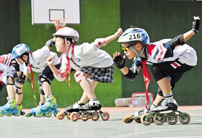 6月23日，邯郸市邯山区实验小学的学生在练习轮滑。 当日是国际奥林匹克日，该小学开展了“我运动、我健康、我快乐”为主题的体育活动，通过足球、篮球、武术、轮滑、击剑等运动，让学生们享受运动健身的快乐，感受运动的魅力。 河北日报通讯员 郝群英摄