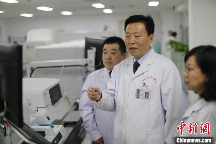 山东大学第二医院院长王传新在实验室中。　王厚江 摄