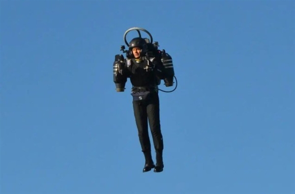 245万一辆的飞行摩托开售 能飞4500米高 钢铁侠要照进现实了?