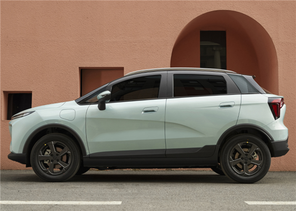 吉利纯电小型SUV几何E上市：8.68万起、能跑400公里