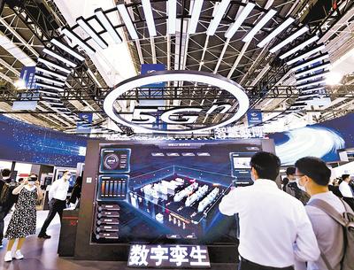 在石家庄举行的2021中国国际数字经济博览会上，参观者在5G智慧展区参观。（资料片）新华社发（陈其保摄）