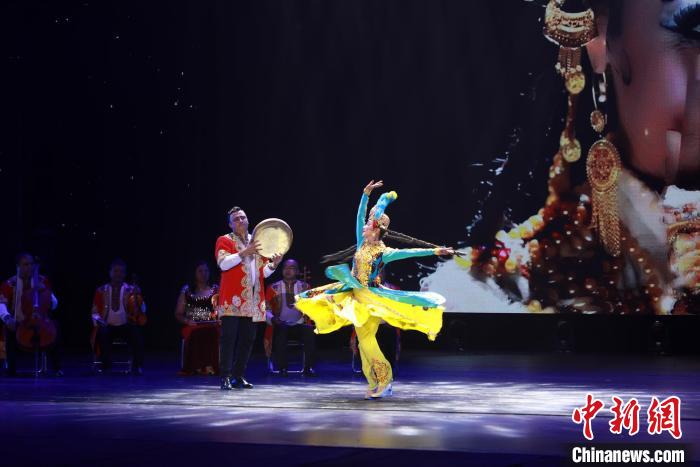 “欢歌起舞迎盛会 津和同心创未来”晚会活动现场 天津援疆前方指挥部供图