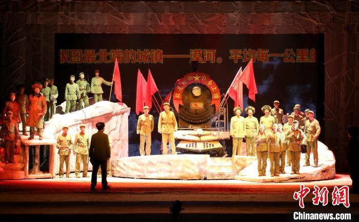 7月14日晚，大型原创话剧《八百里高寒》在大兴安岭开始今年巡演。　李日东 摄