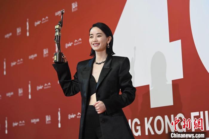 刘雅瑟凭借《智齿》中王桃一角，获得第四十届香港电影金像奖最佳女演员。　李志华 摄