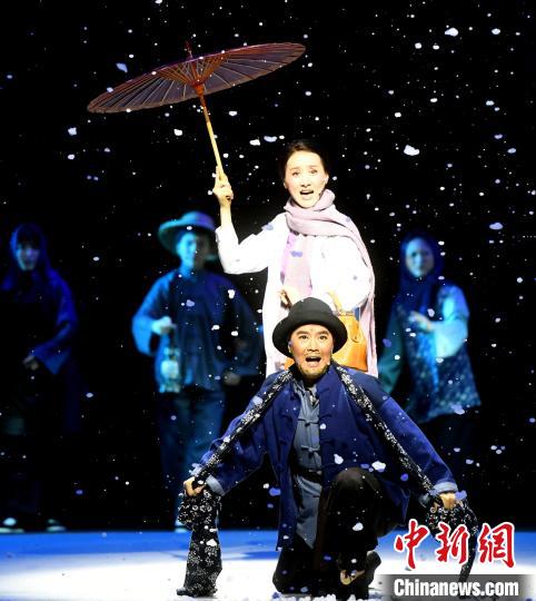 原创现代越剧《万婴之母》在福州芳华剧院献演。　记者刘可耕 摄