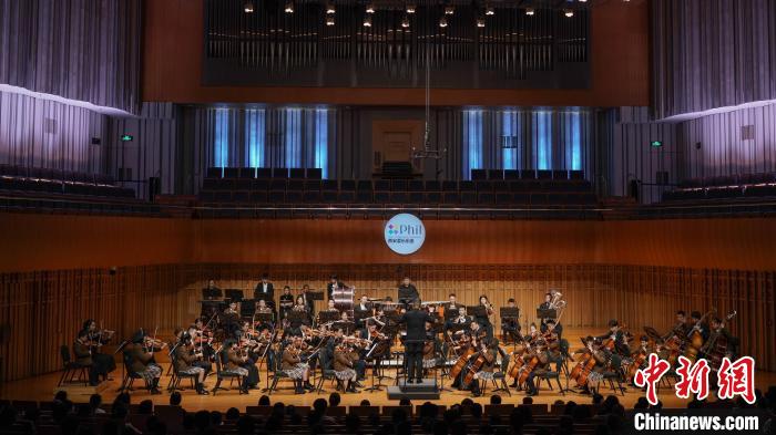图为22日晚，西安爱乐乐团“你的第一曲爱乐”交响音乐会在西安音乐厅举行。　西安音乐厅供图