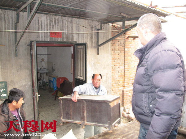 天穆村筹建博物馆，村民穆瑞忠慷慨捐赠老物件。