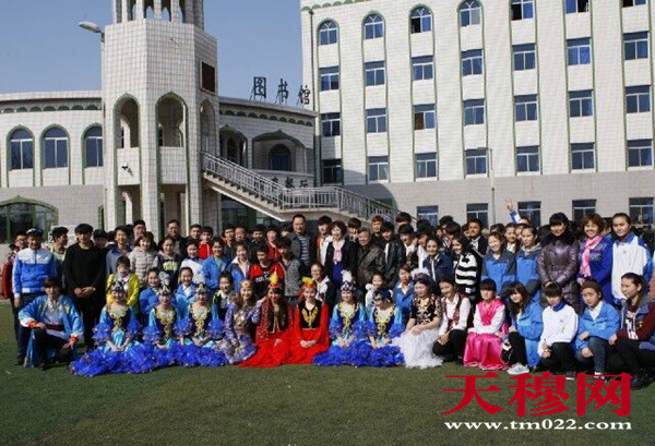 天津民族中专少数民族学生在津欢度春节(图)