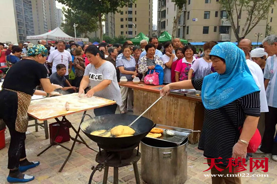 天穆村志愿者队伍一如既往的为节日准备清真美食。