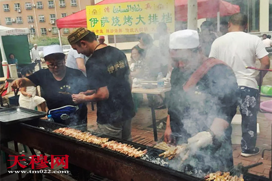 天穆东苑社区内充满了节日的气氛。