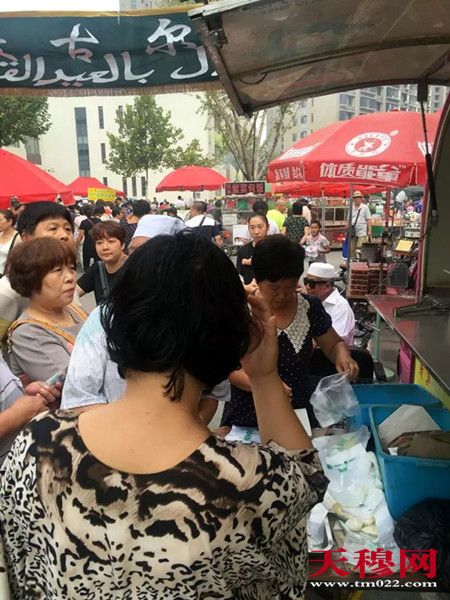 天穆东苑社区里充满了节日的气氛。