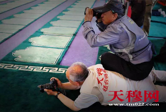 5月7日，天津市北辰区天穆摄影协会摄影爱好者走进华北地区最大清真寺窦店清真寺举办穆斯林服饰摄影风采活动。摄影爱好者们把穆斯林特色的服饰文化、建筑文化及人文精神融为一体，用影像展示穆斯林独特风采。