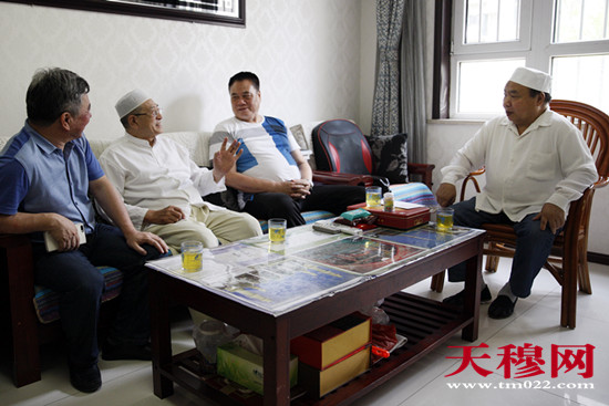 7月6日是穆斯林群众的传统节日开斋节。天穆村党委书记穆祥友、天穆村党委副书记刘玉森等领导班子,带着党和政府的深切关怀,看望慰问天穆村宗教界人士,向他们致以节日的问候和祝福,并送去慰问金。
