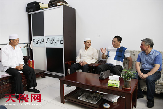 穆祥友开斋节看望慰问天穆村宗教界人士