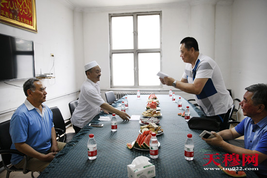 穆祥友开斋节看望慰问天穆村宗教界人士