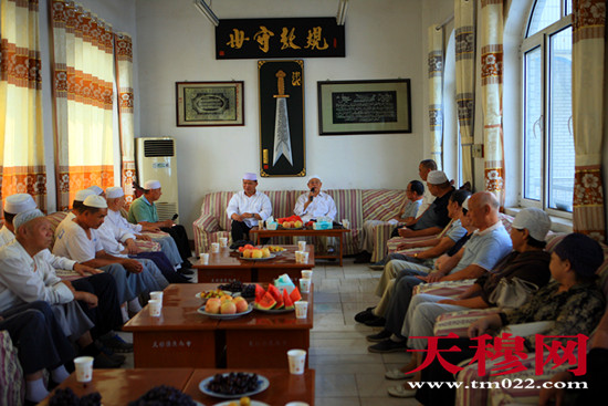  天穆村在天穆南寺召开2015历任哈志座谈会