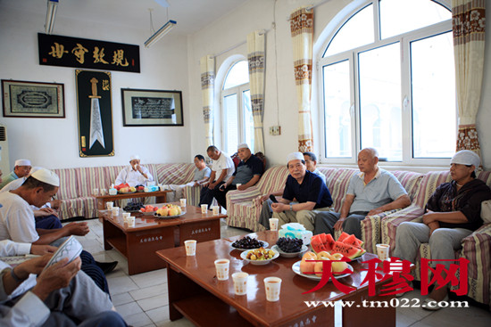 天穆村召开2015历任哈志座谈会。