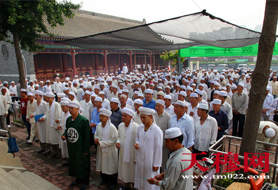 天穆村回族群众聚集在清真南寺举行了盛大的节日礼拜。
