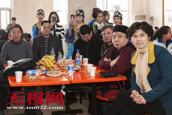    天津民族中专少数民族学生在津欢度春节