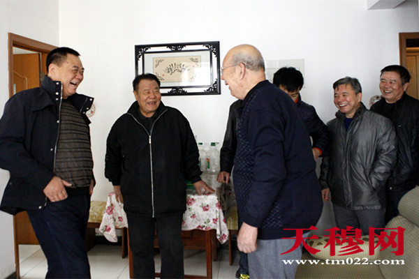 天穆村党委书记穆祥友与村民进行交流。