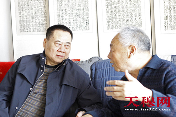 天穆村党委书记穆祥友与村民进行了亲切的交谈。