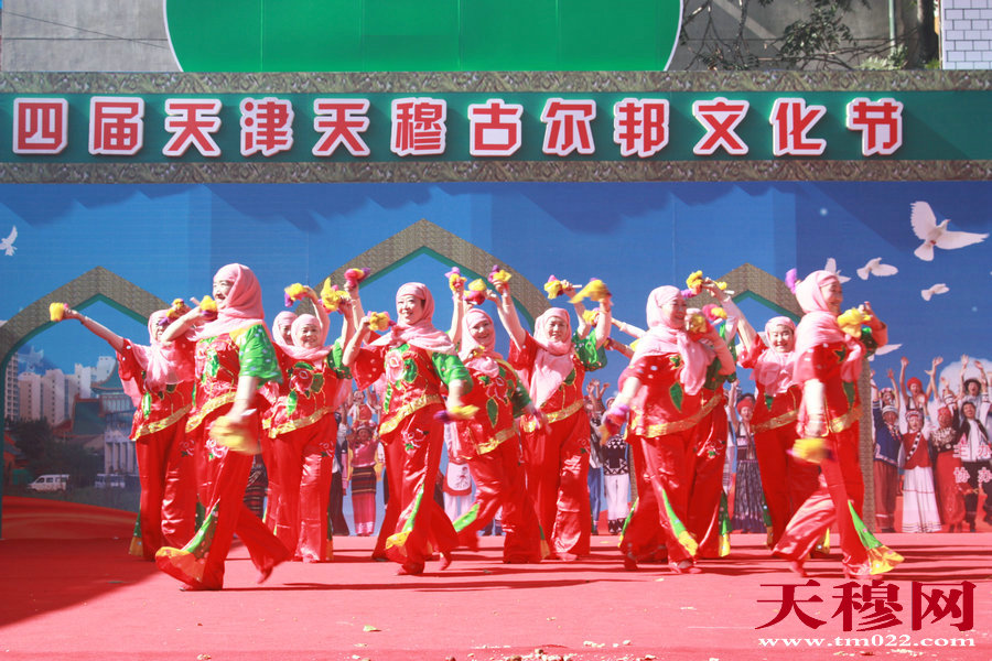 第四届天津天穆古尔邦文化节在天穆东苑社区隆重举行，图为