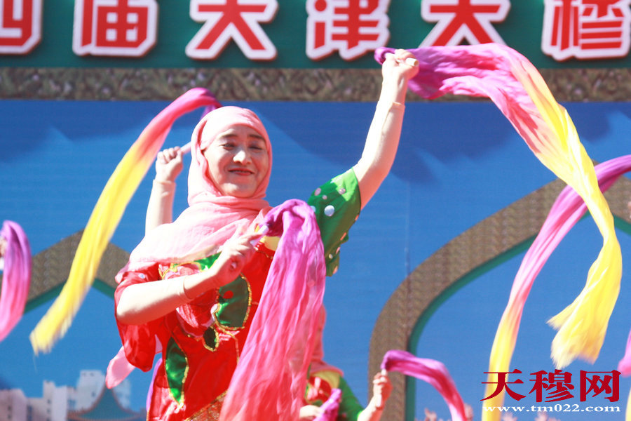 第四届天津天穆古尔邦文化节在天穆东苑社区隆重举行，图为