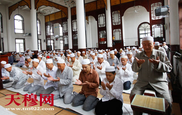 穆斯林群众在清真南寺做节日礼拜。