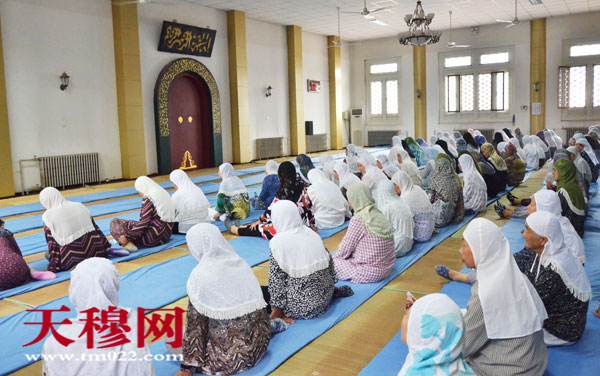 穆斯林群众在清真南寺做节日礼拜。