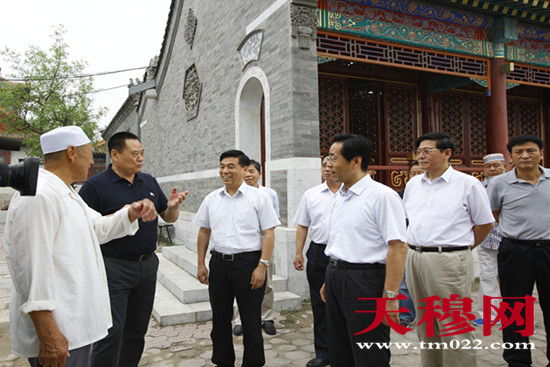 天穆村党委书记穆祥友向慰问团介绍了斋月期间各项宗教事务管理等情况。