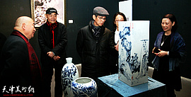 何家英专程来津观看“天之瓷—天瓷画院陶瓷艺术展” 