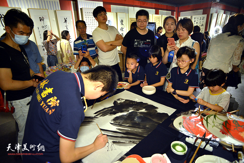 桐林书院的小画家们在展览现场泼墨挥毫。