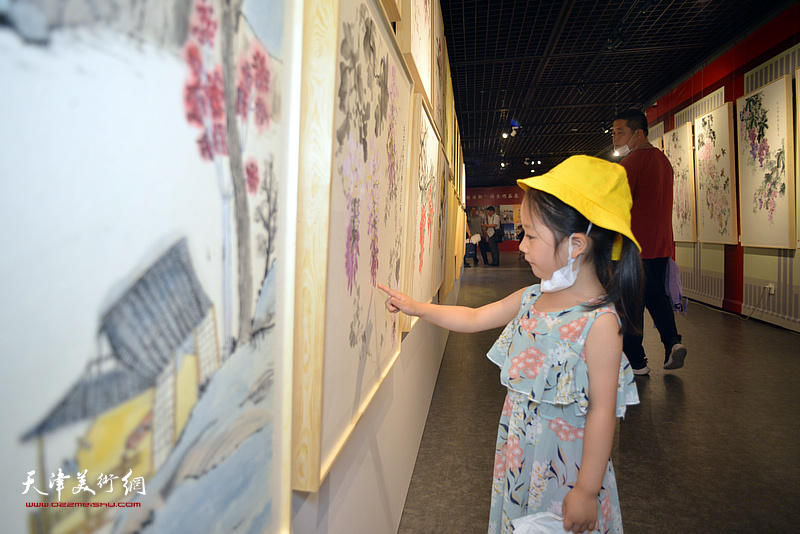参展的小画家在“时敏日新”师生作品展现场。