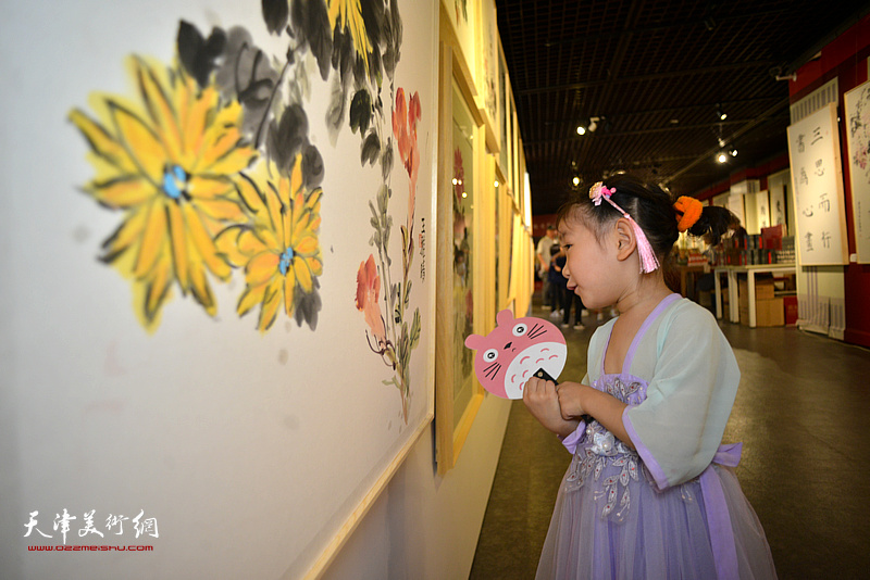 参展的小画家在“时敏日新”师生作品展现场。