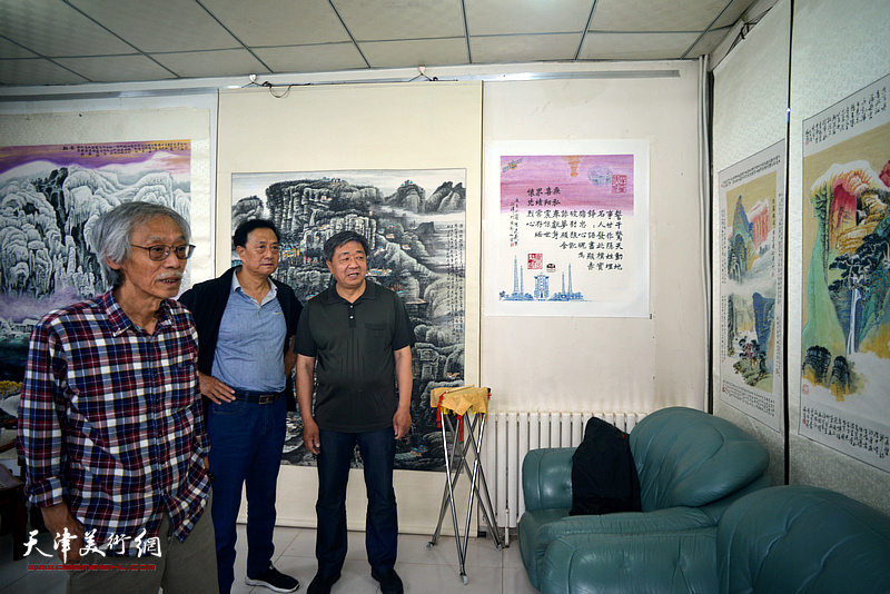 原红桥区政协副主席由明胜与姚景卿、张玉明观赏展出的陈连羲书画作品。