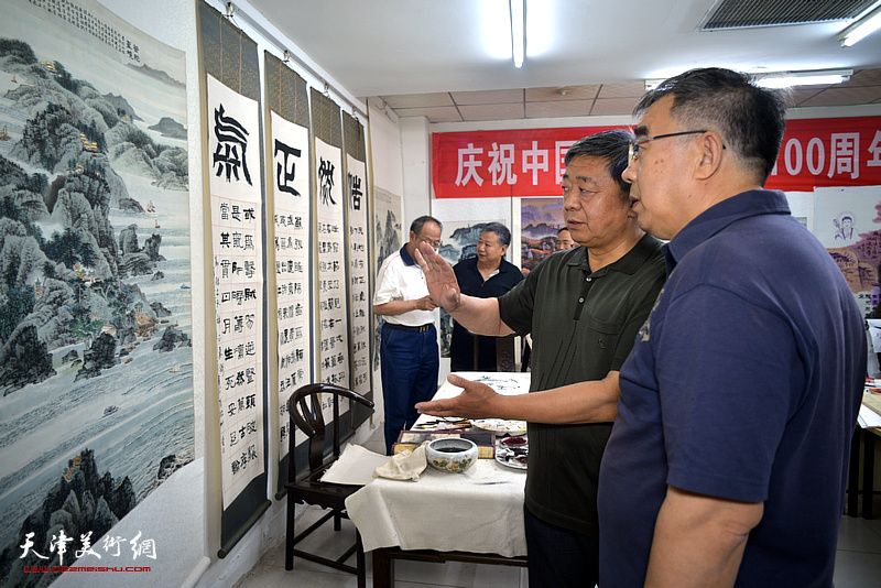 原红桥区政协副主席由明胜与来宾观赏展出的陈连羲书画作品。