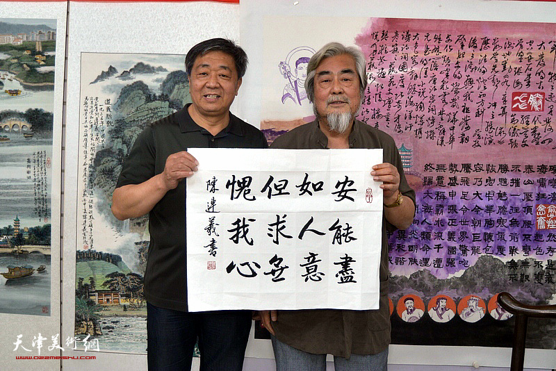 左起：由明胜、陈连羲在陈连羲书画艺术展现场。