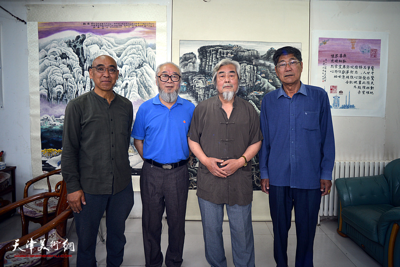 左起：郭有清、汪云汇、陈连羲、石家祺在陈连羲书画艺术展现场。