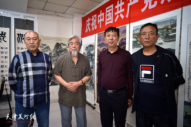 左起：吕永强、陈连羲、张春来、张志华在陈连羲书画艺术展现场。