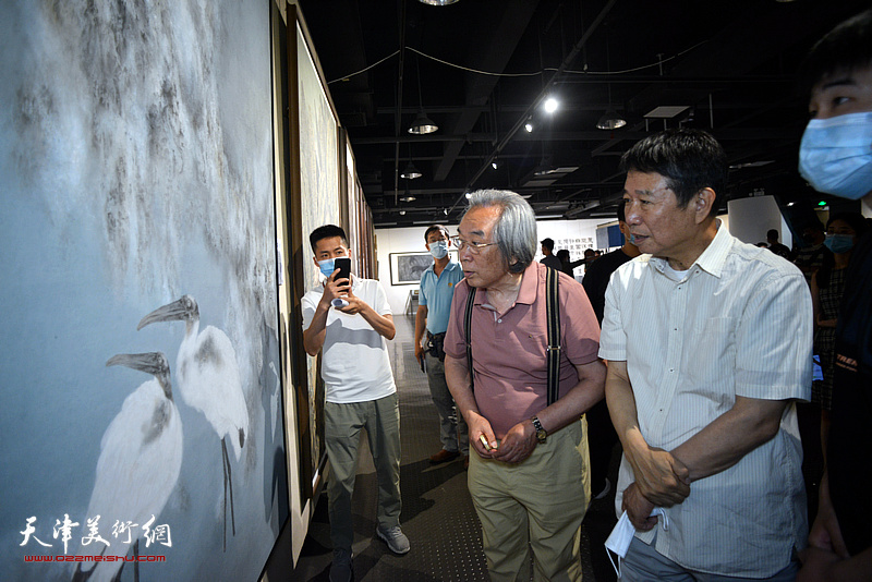霍春阳、刘文生在展览现场观看作品。