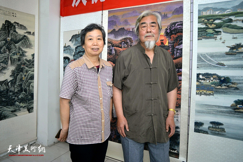 陈连羲、许鸿茹在陈连羲书画艺术展现场。