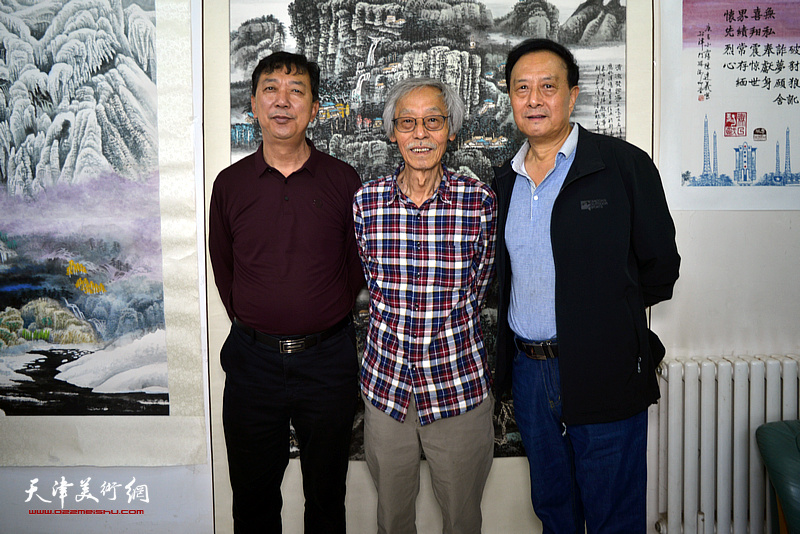 左起：张春来、姚景卿、张玉明在陈连羲书画艺术展现场。