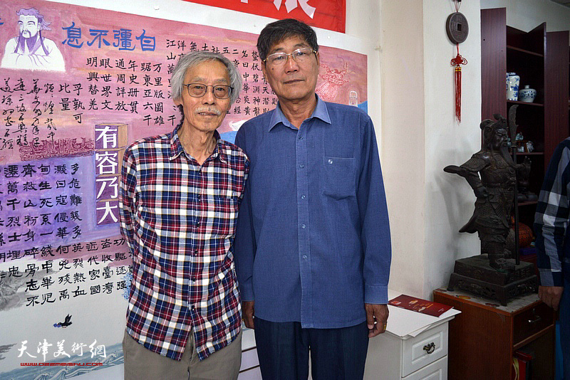 姚景卿、石家祺在陈连羲书画艺术展现场。