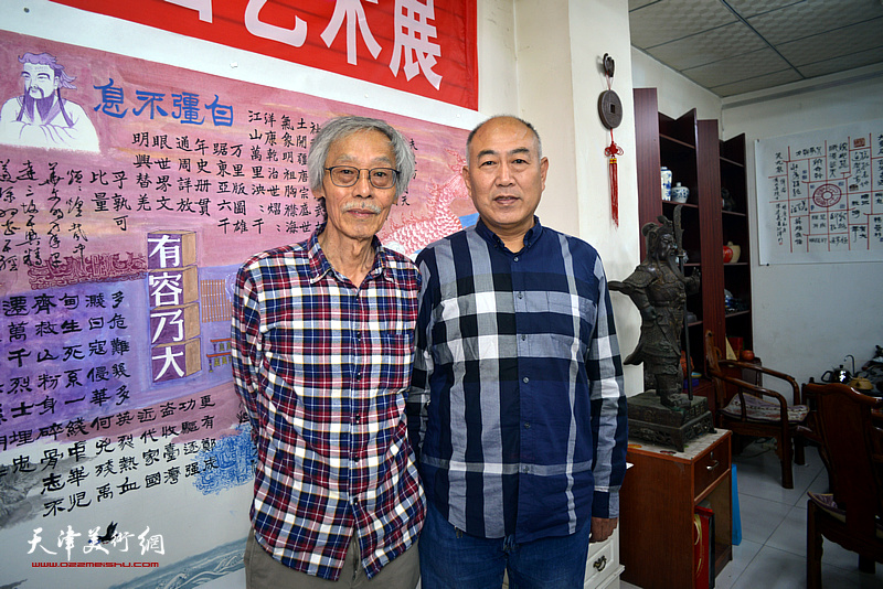 姚景卿、吕永强在陈连羲书画艺术展现场。