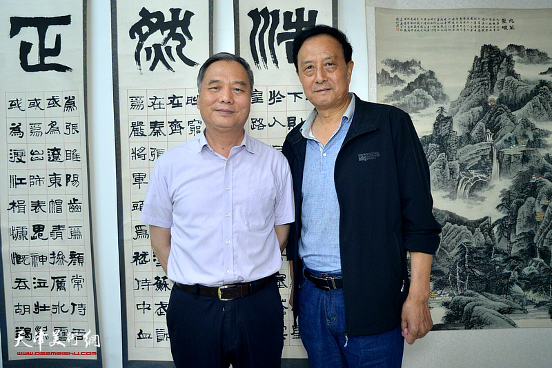 邢立宏、张玉明在陈连羲书画艺术展现场。