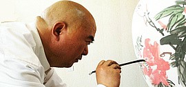 吾偶有闲暇信手一挥：著名书画家尹沧海在北方陶艺中心创作青花瓷